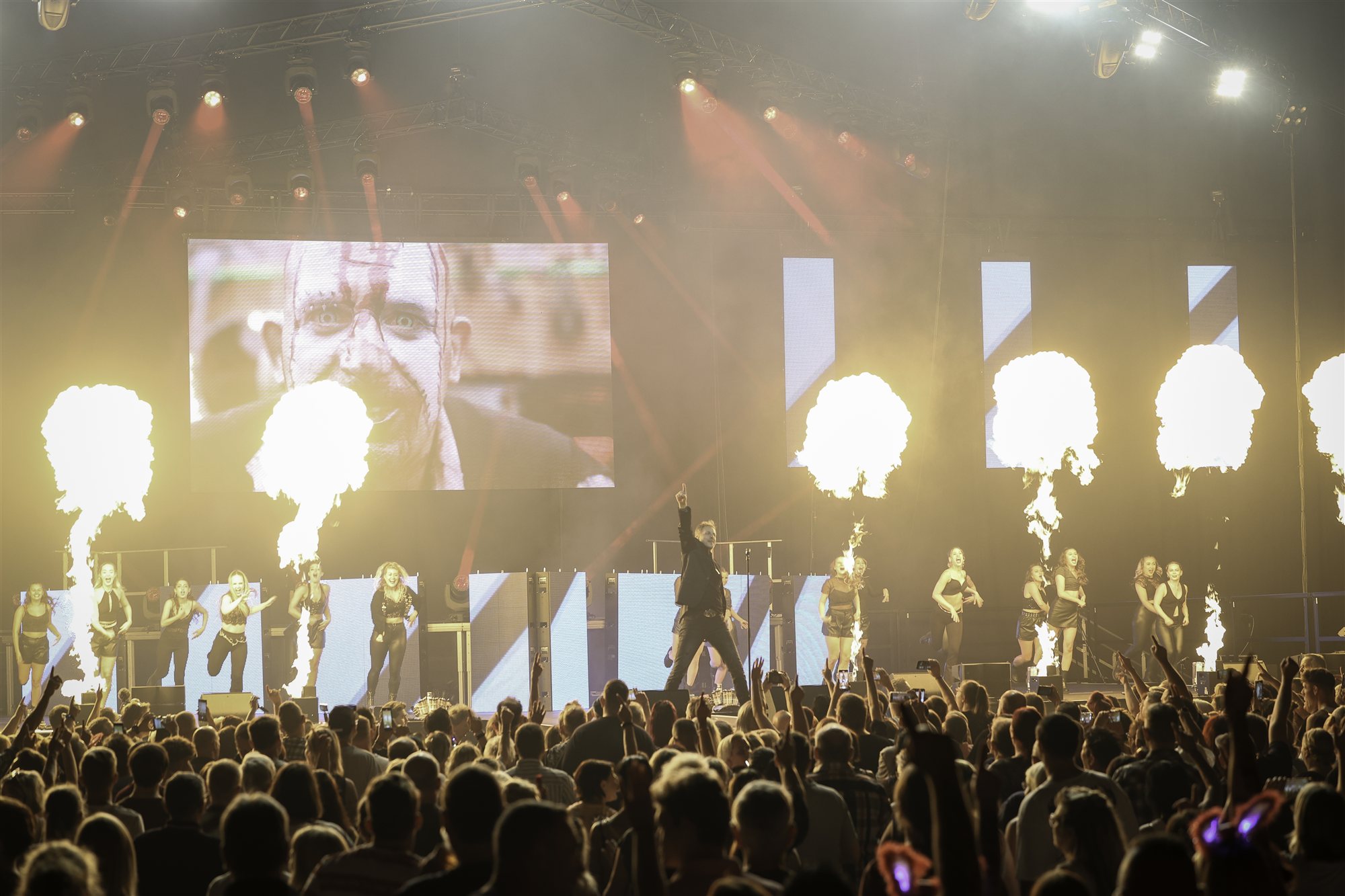 Feuer und Licht bei der Bühnenshow
